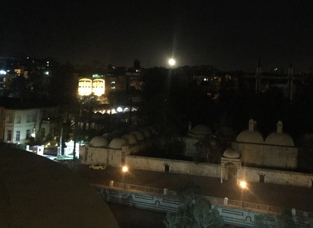 Tên lửa phòng không bay trên bầu trời tại phía nam Damascus, Syria ngày 17/4. (Nguồn: THX/TXVN) Syria: Nhóm chuyên gia OPCW hoãn thanh sát Douma vì lý do an ninh ảnh 1