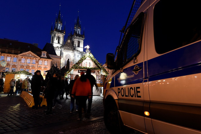 Cảnh sát gác gần một chợ Giáng Sinh ở thủ đô Praha, CH Séc. (Nguồn: AFP/TTXVN) Séc tăng cường tham gia tập trận của NATO trong năm 2018 ảnh 1