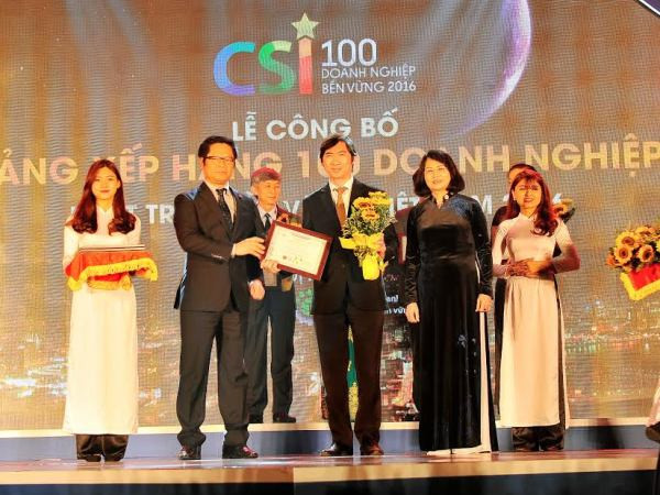 Lãnh đạo Vietcombank nhận giải từ ban tổ chức. (Nguồn: Vietcombank) Vietcombank nằm trong tốp 10 doanh nghiệp dịch vụ bền vững xuất sắc ảnh 1