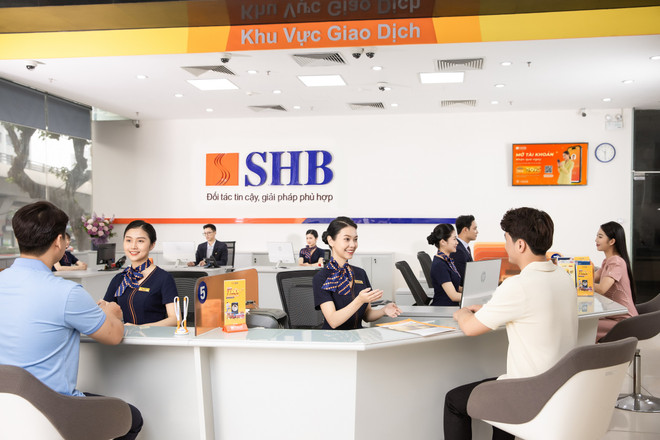 Giao dịch tại SHB. (Ảnh: Vietnam+) Moody’s giữ nguyên xếp hạng tín nhiệm B1 cho ngân hàng SHB ảnh 1