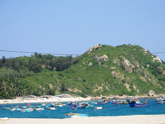 Tuyến cáp ngầm xuyên biển cho xã đảo Nhơn Châu đóng điện vào ngày 8/8 ảnh 1