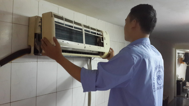 Thời tiết nắng nóng gay gắt khiến nhu cầu sửa chữa và bảo dưỡng điều hòa của người dân Thủ đô tăng cao. (Ảnh: PV/Vietnam+) Thủ đô nắng nóng cao điểm, dịch vụ bảo dưỡng điều hòa 'hốt bạc' ảnh 1