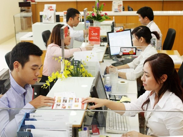 Giao dịch tại SeABank. (Ảnh: CTV/Vietnam+) SeABank tăng vốn điều lệ lên 12.000 tỷ đồng và niêm yết trên HoSE ảnh 1
