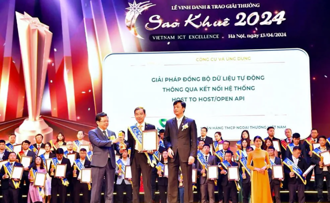 Ông Lê Văn Hợp - Phó Giám đốc Trung tâm Công nghệ thông tin, đại diện Vietcombank nhận giải thưởng Sao Khuê dành cho công cụ Host to Host/API Integration. (Ảnh: Vietnam+) Screenshot 2024-04-16 100136.png