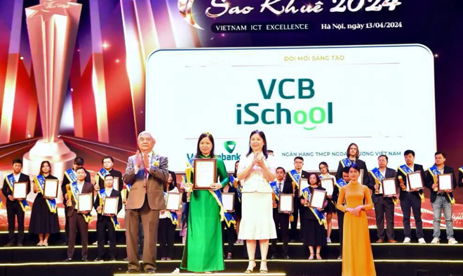 Bà Lê Thị Việt Thảo - Trưởng phòng Quản lý các đề án công nghệ, đại diện Vietcombank nhận giải thưởng Sao Khuê dành cho giải pháp VCB i-School. (Ảnh: Vietnam+) Screenshot 2024-04-16 100203.png