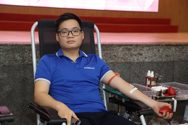 Cán bộ nhân viên Eximbank đã đóng góp gần 100 đơn vị máu phục vụ cấp cứu và dự phòng cho người bệnh. (Ảnh: Vietnam+) 20240412_100423800_iOS.jpg