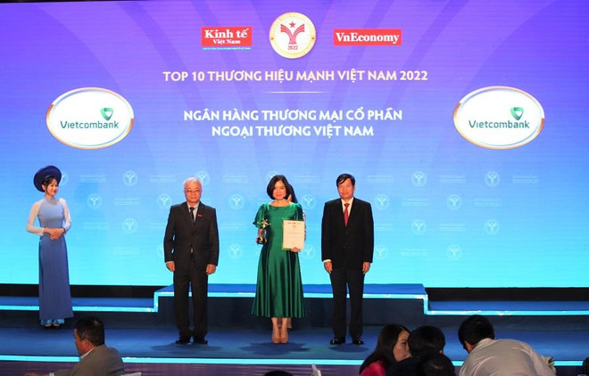 Đại diện Vietcombank, bà Phùng Nguyễn Hải Yến - Phó Tổng giám đốc nhận biểu trưng từ ban tổ chức chương trình. (Ảnh: Vietnam+) Vietcombank lần thứ 9 liên tiếp vào tốp 10 thương hiệu mạnh Việt Nam ảnh 1