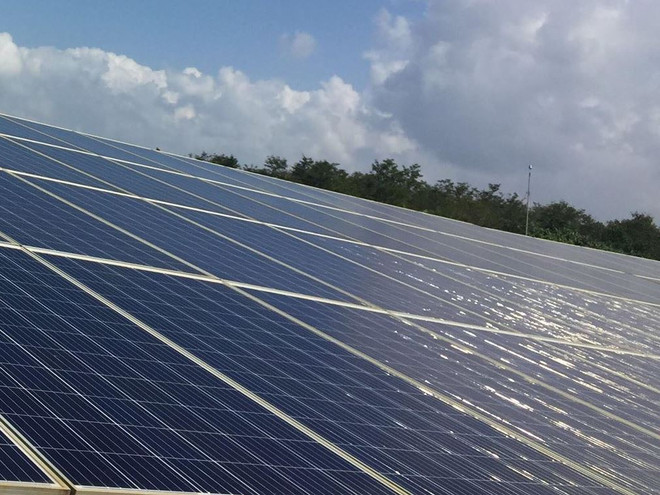 Hệ thống điện Mặt Trời. (Ảnh: CTV/Vietnam+) Standard Chartered cung cấp 75 tỷ USD cho Mục tiêu phát triển bền vững ảnh 1