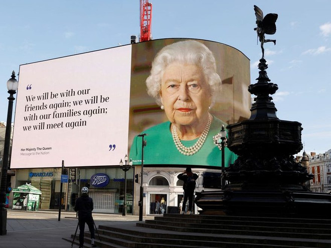 Thông điệp của Nữ hoàng Elizabeth II gửi người dân nước Anh trong cuộc chiến chống COVID-19 được phát trên các màn hình lớn ở London. (Nguồn: Windsor Star) Sinh nhật tuổi 94 trầm lắng của Nữ hoàng Anh Elizabeth ảnh 1