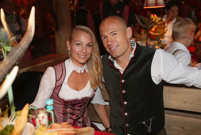 Vợ chồng Robben trong trang phục truyền thống xứ Bavaria.(Nguồn: Fcb.com) Những điều thú vị về bộ ảnh với trang phục lederhosen của FC Bayern ảnh 12
