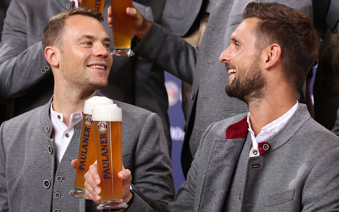 Paulaner là hãng bia truyền thống ra đời năm 1634 tại Munich trước lễ hội Oktoberfest tới 176 năm và là thương hiệu sponsor của Bayern. (Nguồn: Fcb.com) Những điều thú vị về bộ ảnh với trang phục lederhosen của FC Bayern ảnh 11