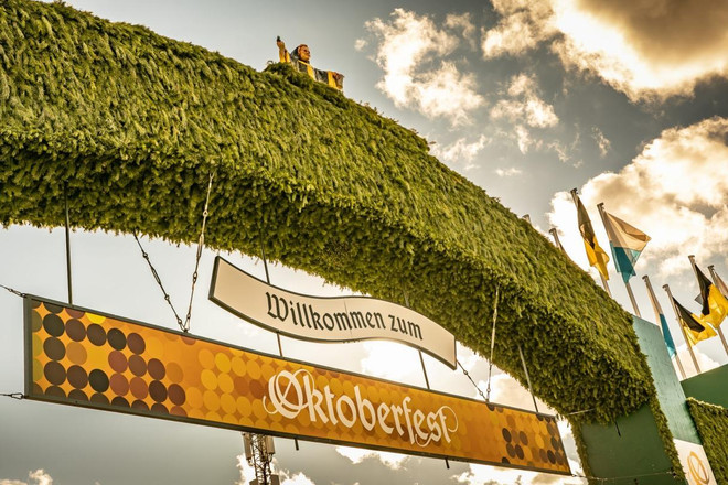 Lễ hội Oktoberfest lần thứ 188 tổ chức tại Theresienwiese của Munich từ ngày 16 tháng 9 đến ngày 3 tháng 10 năm 2023. (Ảnh: Nguồn: https://www.oktoberfest.de) Những điều thú vị về bộ ảnh với trang phục lederhosen của FC Bayern ảnh 26
