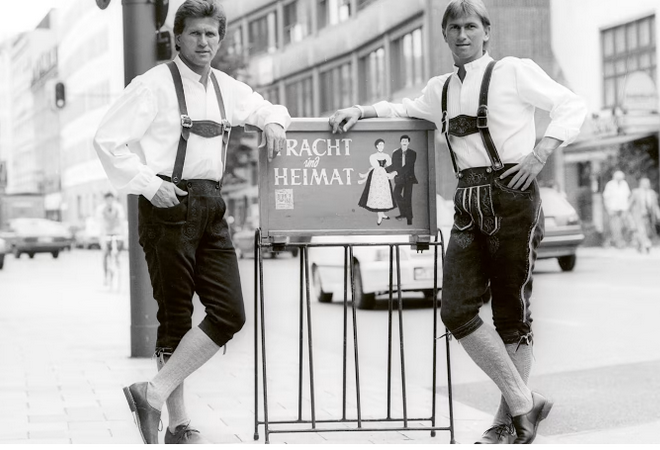 Huấn luyện viên Jupp Heynckes (trái) và đội trưởng Klaus Augenthaler trong trang phục lederhosen năm 1987. (Nguồn: Fcb.com) Những điều thú vị về bộ ảnh với trang phục lederhosen của FC Bayern ảnh 7