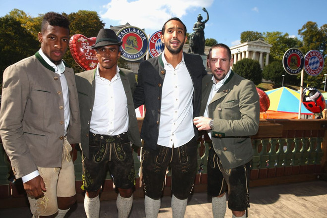 Các cầu thủ nước ngoài rất hào hứng với lederhosen. (Nguồn: Fcb.com) Những điều thú vị về bộ ảnh với trang phục lederhosen của FC Bayern ảnh 15