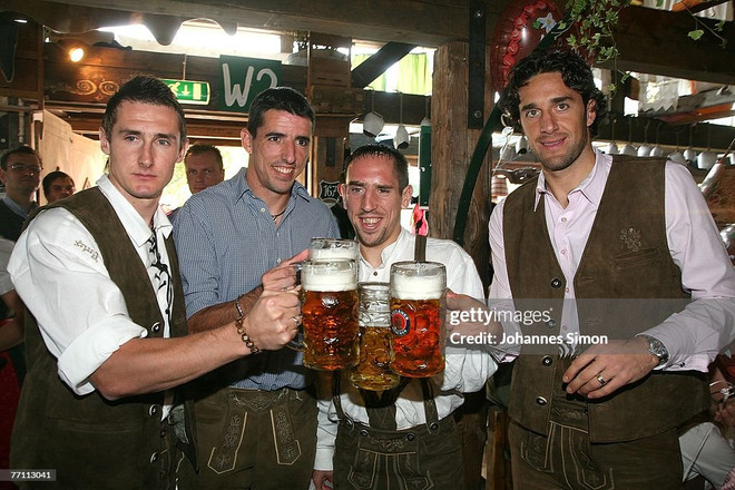 Các huyền thoại của Bayern Miroslav Klose, Roy Makaay, Franz Ribery và Luca Tony trong trang phục lederhosen. (Nguồn: Getty Images) Những điều thú vị về bộ ảnh với trang phục lederhosen của FC Bayern ảnh 9