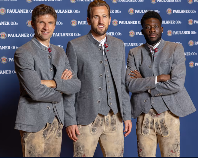Người mới Harry Kane và Thomas Muller và A.David trong trang phục lederhosen mùa lễ hội Oktoberfest 2023. (Nguồn: FcB.com) Những điều thú vị về bộ ảnh với trang phục lederhosen của FC Bayern ảnh 1