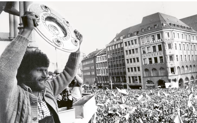 Paul Breitner và 70.000 người ăn mừng chức vô địch Bundesliga năm 1980 tại Marienplatz. (Nguồn: Fcb.com) Những điều thú vị về bộ ảnh với trang phục lederhosen của FC Bayern ảnh 5