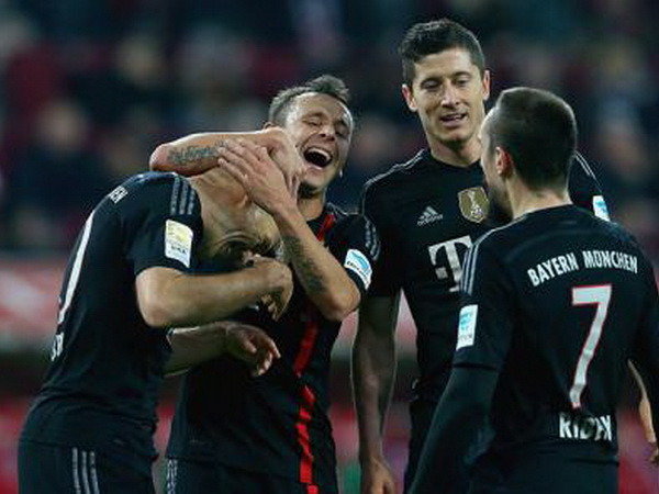 Các cầu thủ Bayern ghi 4 bàn thắng vào lưới Ausburg trong vòng 14 phút (Nguồn: Fcb.de) Hủy diệt Augsburg, Bayern có Autumn Cup, BvB tiếp tục chìm sâu ảnh 1