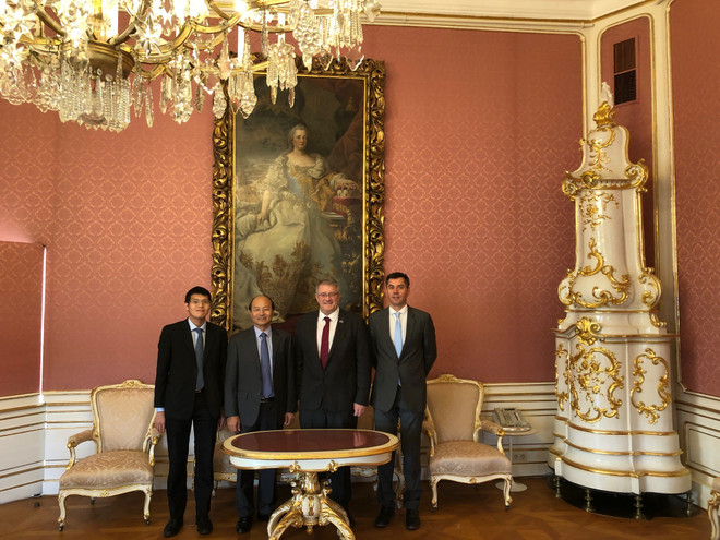 Đại sứ Lê Dũng làm việc với Tổng Giám đốc IIASA Albert van Jaarsveld ảnh 1