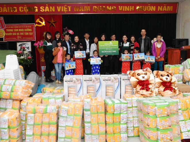 Vietcombank tặng quà Trung tâm nuôi dưỡng người già và trẻ tàn tật ảnh 1
