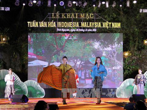 Trình diễn trang phục truyền thống Indonesi, Malaysia và Việt Nam tại lễ khai mạc. (Ảnh: Thu Hằng/TTXVN) Tuần văn hóa Malaysia - Indonesia -Việt Nam: Hội tụ sắc màu ảnh 2