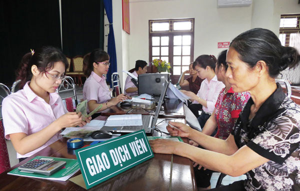 Giao dịch tại Ngân hàng Chính sách xã hội. (Ảnh: Vietnam+) 'Làn gió mới' Chỉ thị 40: Tạo đột phá cho tín dụng chính sách xã hội ảnh 1