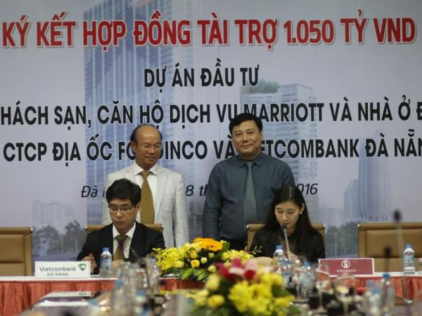 Lãnh đạo hai bên tham gia ký kết. (Nguồn: Vietcombank) Vietcombank tài trợ 1.050 tỷ đồng xây dựng tổ hợp khách sạn, nhà ở ảnh 1