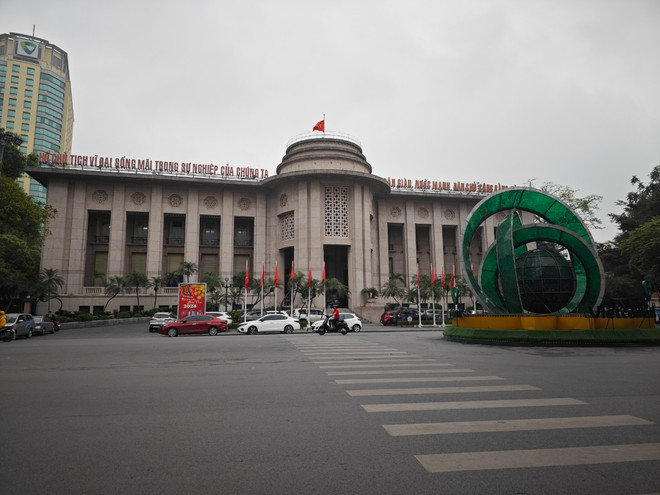 Một loạt động thái gần đây của Ngân hàng Nhà nước như hút bớt tiền VND trên thị trường liên ngân hàng qua kênh phát hành tín phiếu, bán ngoại tệ giao ngay... đã hỗ trợ tỷ giá ổn định hơn. (Ảnh: Vietnam+) vnp_trụ sở NHNN 2.jpg