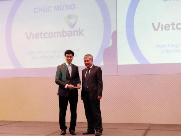 Đại diện Vietcombank nhận giải thưởng: (Nguồn: Vietcombank) Vietcombank là ngân hàng chấp nhận thẻ hiệu quả nhất năm 2016 ảnh 1