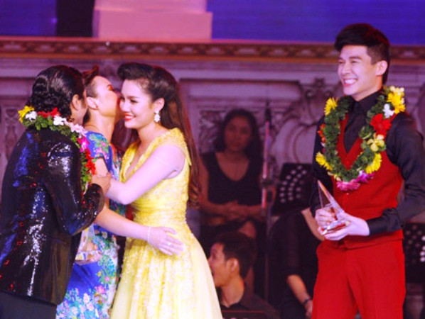 (Nữ hoàng opera Ngọc Anh trong vòng tay chúc mừng của đồng nghiệp. Ảnh: CTS) Ngọc Anh bất ngờ trở thành Nữ hoàng Opera 2014 ảnh 1