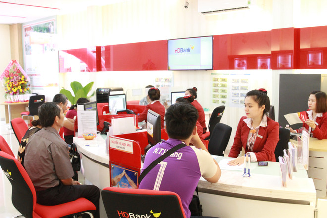 Giao dịch tại HDBank. (Ảnh: Vietnam+) Ngân hàng HDBank tăng trưởng bền vững, nợ xấu chỉ 0,93% ảnh 1