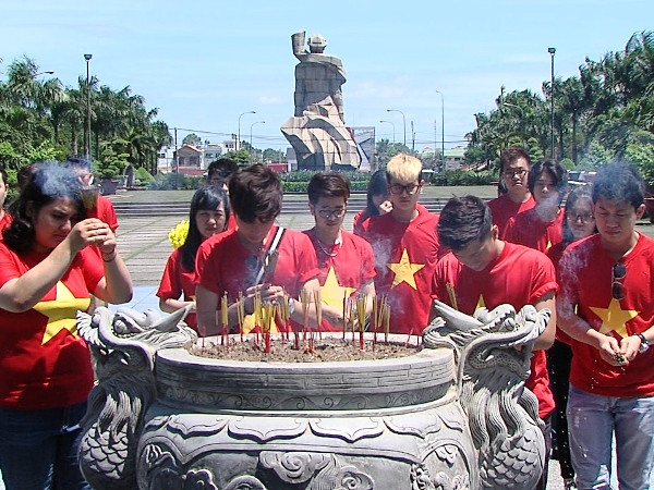 100 nghệ sỹ hát “Những trái tim Việt Nam” tri ân các liệt sỹ ảnh 2