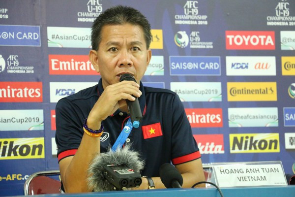 Huấn luyện viên Hoàng Anh Tuấn tại buổi họp báo sau trận đấu U19 Việt Nam và U19 Hàn Quốc. (Nguồn: Hải Ngọc/TTXVN) U19 Việt Nam: HLV Hoàng Anh Tuấn tự hào với các học trò ảnh 1