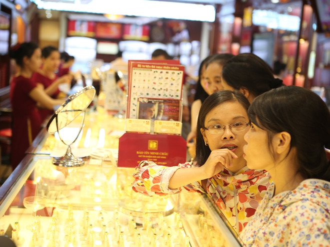 Giá vàng SJC đảo chiều tăng 30.000 đồng, tỷ giá trung tâm giảm mạnh ảnh 1