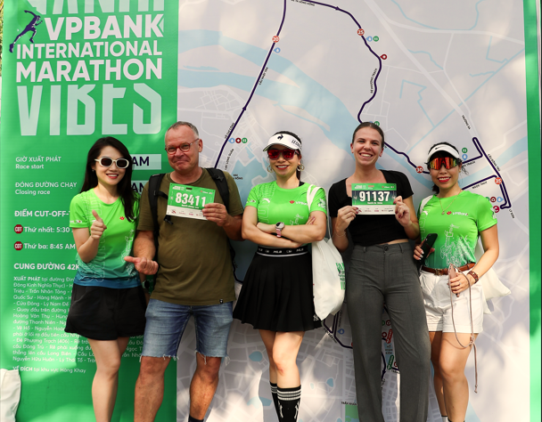 Hàng nghìn vận động viên háo hức đi nhận Bib giải chạy VPIM 2023 ảnh 9