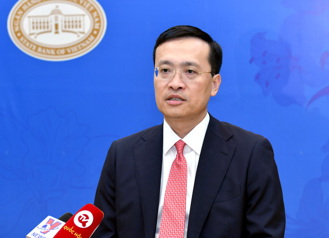 Phó Thống đốc Ngân hàng Nhà nước Phạm Quang Dũng trả lời báo chí. (Ảnh: Vietnam+) OK.jpg