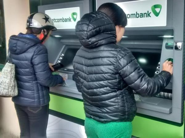 Sử dụng giấy tờ tùy thân giả mạo để mở thẻ ATM có thể bị xử lý hình sự ảnh 1