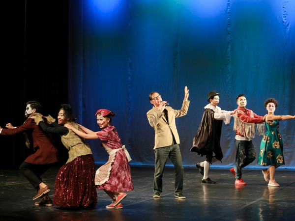 Công diễn vở hài kịch ước lệ “Cơn ghen của Lọ Lem” của Trần Lực ảnh 2