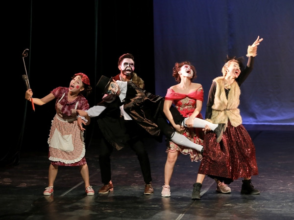 Công diễn vở hài kịch ước lệ “Cơn ghen của Lọ Lem” của Trần Lực ảnh 1