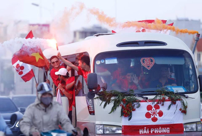 Vòng 10 V-League 2020: Sợ mưa pháo sáng, nghi ngại “vỡ sân” lặp lại ảnh 1