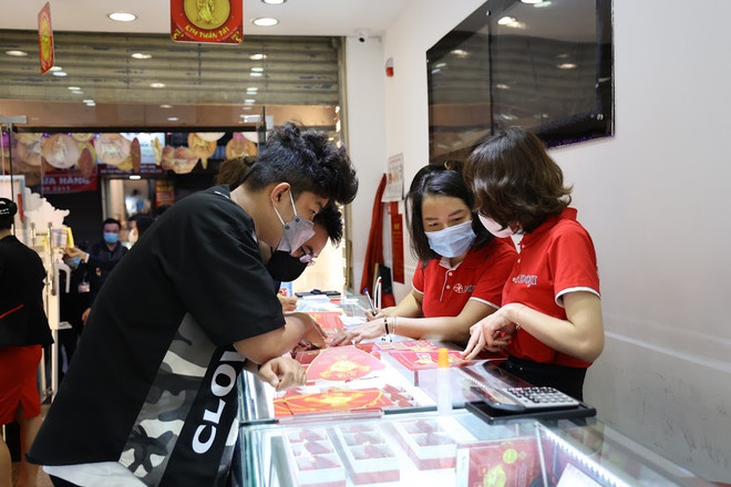 Giá vàng trong nước lao dốc giảm mạnh tới 330.000 đồng ảnh 1