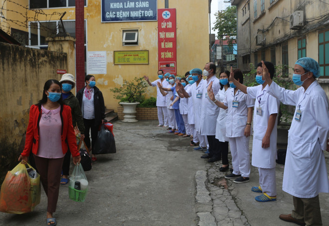 Các y bác sỹ vui mừng chia tay các bệnh nhân khi xuất viện, trở về với gia đình. (Ảnh: Thanh Tuấn/TTXVN) Hà Nam: Ba bệnh nhân mắc COVID-19 được công bố khỏi bệnh ảnh 1