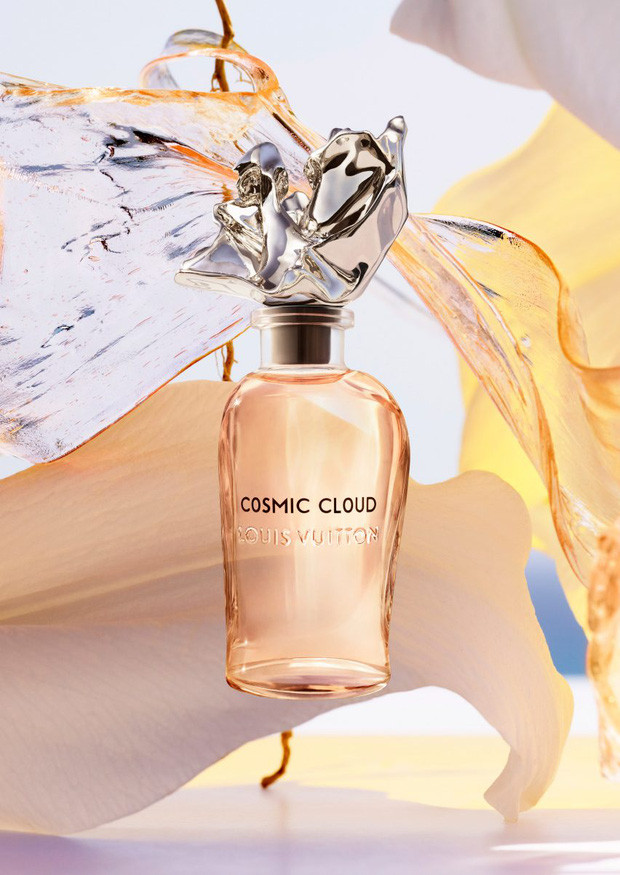 Cũng với hương cam bergamot nhưng Cosmic Cloud (Vũ trụ mây) được kết hợp với hoắc hương và dâu rừng đen đem lại một hương thơm nồng ấm. Louis Vuitton và bộ sưu tập nước hoa Les Extrait: Cảm xúc tinh tế ảnh 4