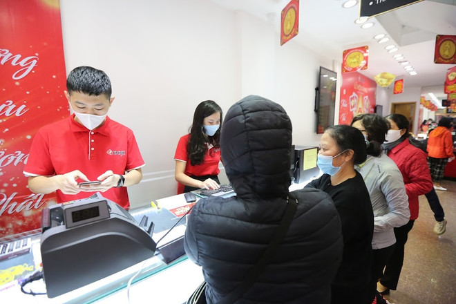 Sáng 19/8, giá vàng trong nước đảo chiều giảm 100.000 đồng mỗi lượng ảnh 1