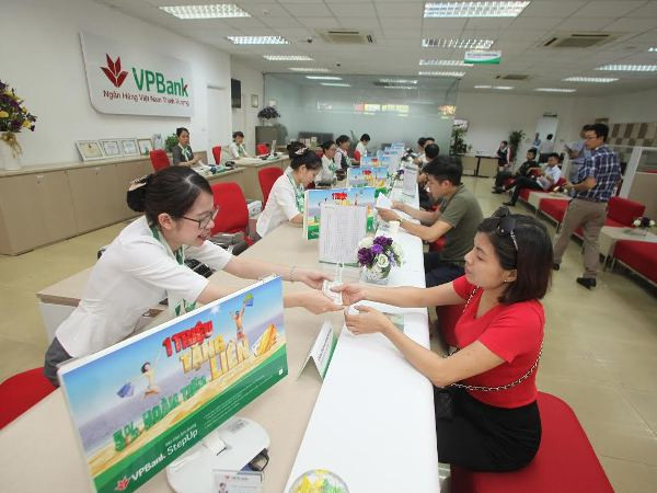 Giao dịch tại VPBank. (Nguồn: VPBank) VPBank muốn niêm yết trên sàn chứng khoán trong năm nay ảnh 1