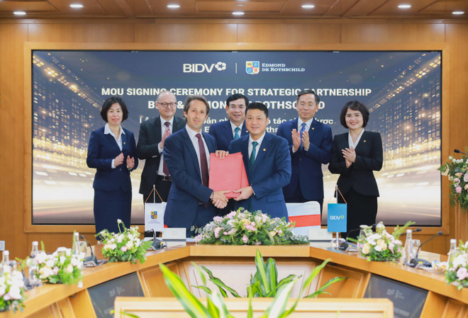 Lãnh đạo hai bên tham gia ký kết. (Ảnh: Vietnam+) BIDV và Edmond de Rothschild triển khai giải pháp đầu tư chuyên biệt ảnh 1