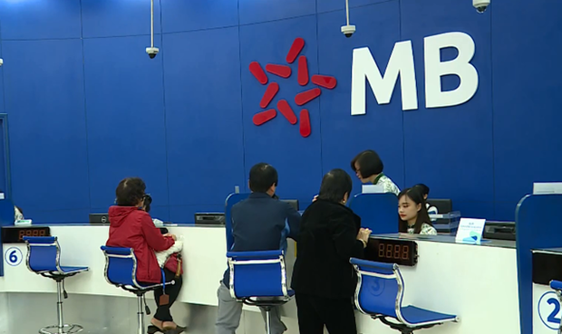 Giao dịch tại MB. (Ảnh: CTV/Vietnam+) MB được chấp thuận thành lập ngân hàng 100% vốn tại Campuchia ảnh 1
