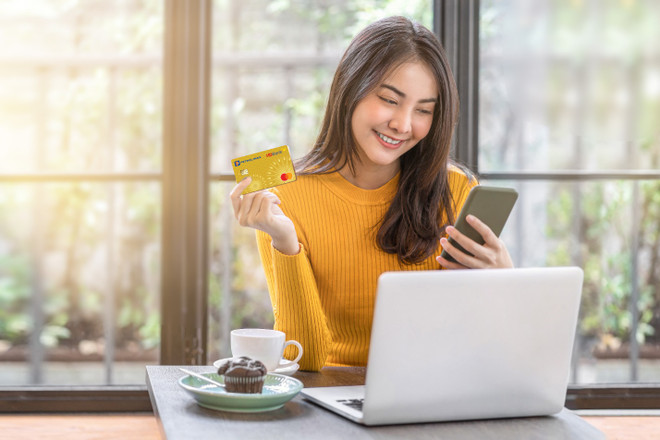 “Nhẹ gánh” tiền xăng với siêu thẻ HDBank Petrolimex 4 trong 1. (Ảnh: Vietnam+) Cách hoàn tiền nhiều nhất khi dùng thẻ HDBank Petrolimex 4 trong 1 ảnh 1