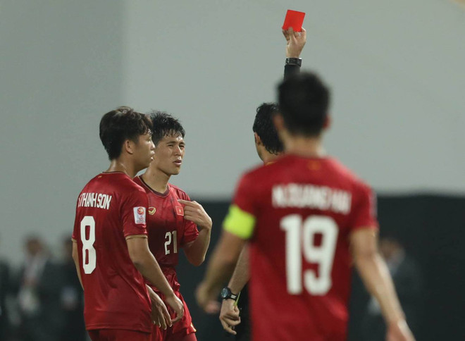 Đình Trọng nhận thẻ đỏ sau tấm thẻ vàng thứ hai ở trận đấu với U23 Triều Tiên tối 16/1 ở vòng chung kết U23 châu Á 2020. (Ảnh: Nguyên An/Vietnam+) Đình Trọng bị treo giò ở trận đấu với Malaysia tại vòng loại World Cup ảnh 1