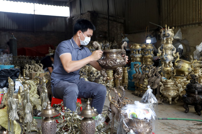 Làng Lộng Thượng gìn giữ ‘báu vật’ đúc đồng trăm năm tuổi ảnh 2